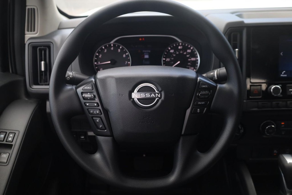 Nissan Frontier Vehicle Full-screen Gallery Image 8