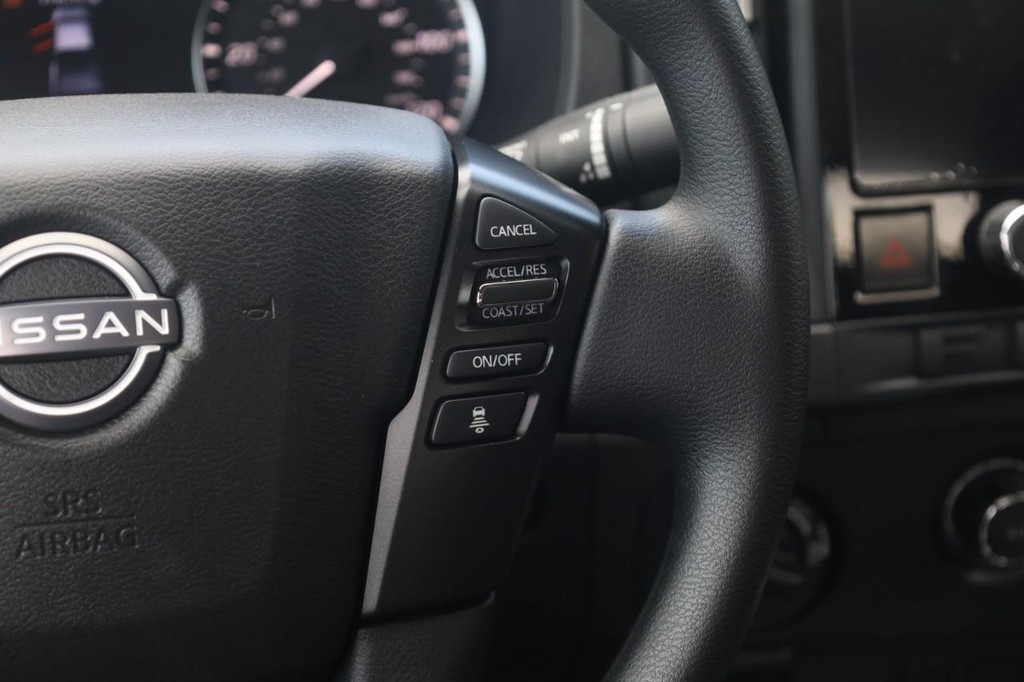 Nissan Frontier Vehicle Full-screen Gallery Image 9