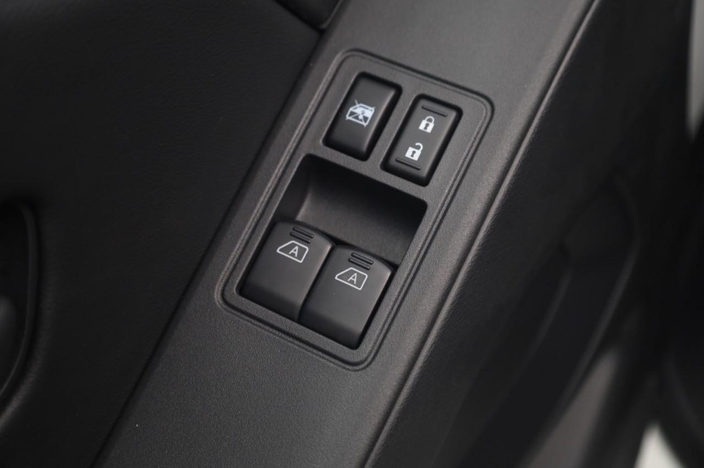 Nissan Frontier Vehicle Full-screen Gallery Image 11