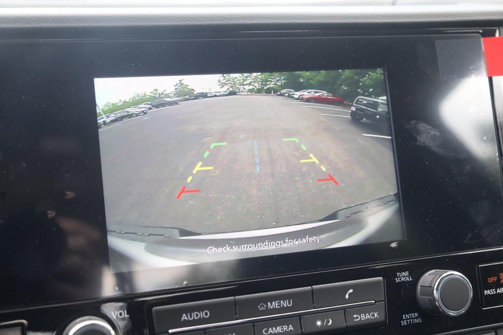 Nissan Frontier Vehicle Full-screen Gallery Image 16