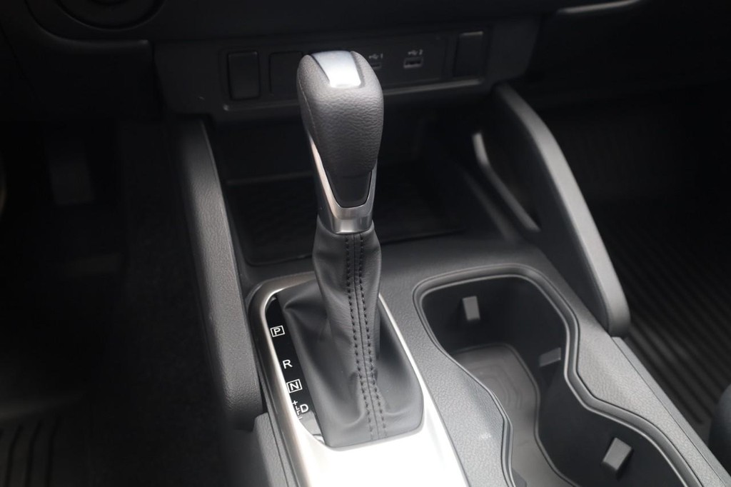 Nissan Frontier Vehicle Full-screen Gallery Image 19