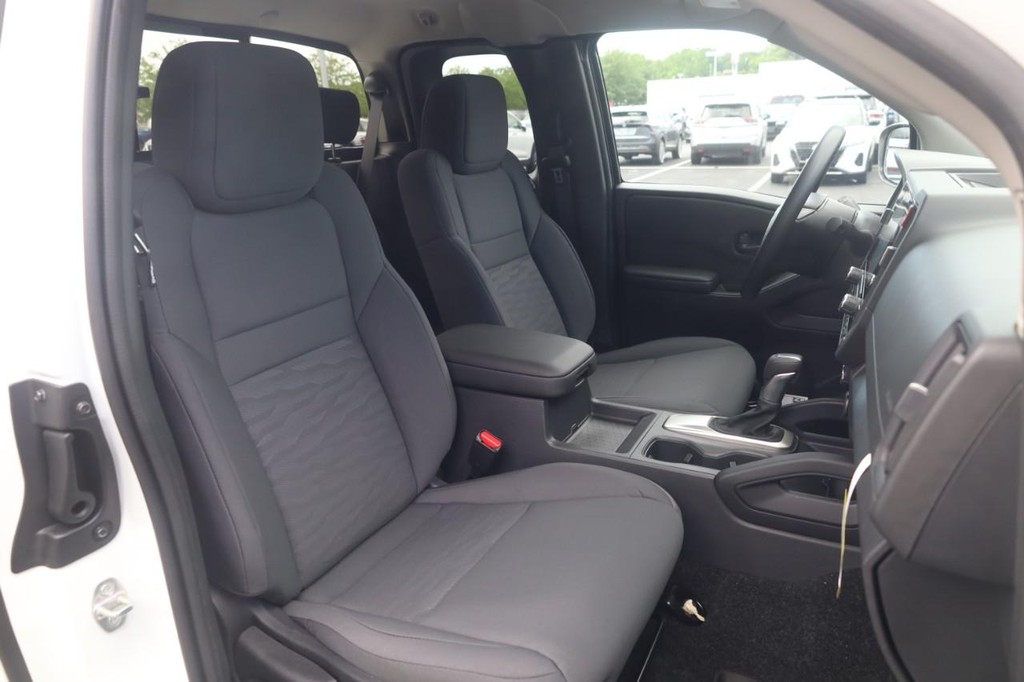 Nissan Frontier Vehicle Full-screen Gallery Image 21