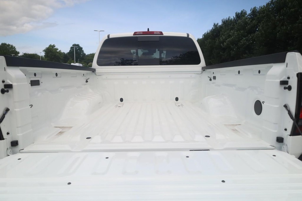 Nissan Frontier Vehicle Full-screen Gallery Image 23