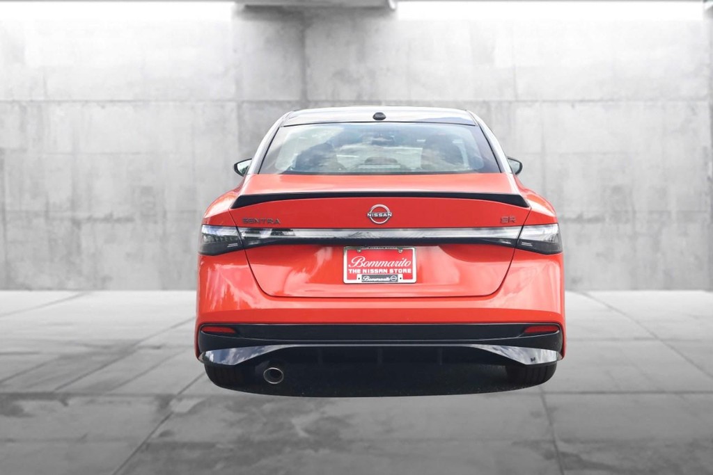 Nissan Sentra Vehicle Full-screen Gallery Image 6