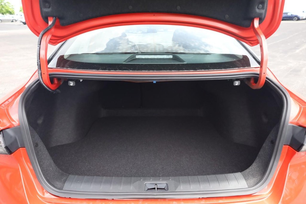 Nissan Sentra Vehicle Full-screen Gallery Image 7