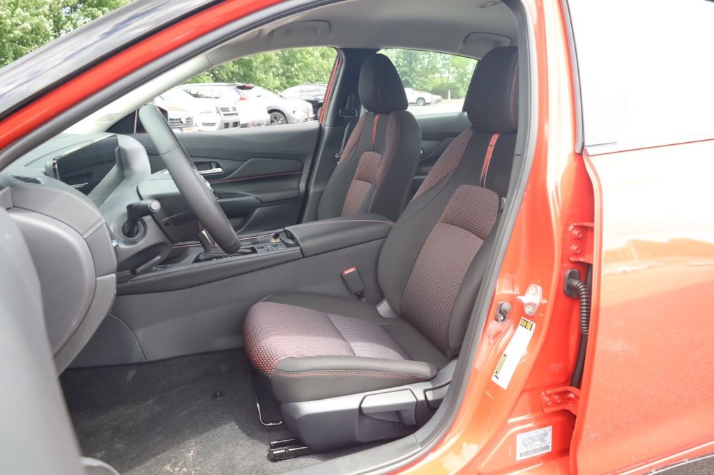 Nissan Sentra Vehicle Full-screen Gallery Image 8