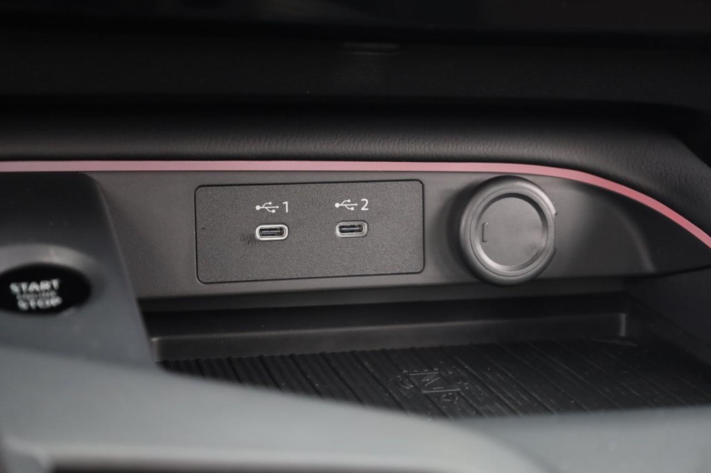 Nissan Sentra Vehicle Full-screen Gallery Image 14