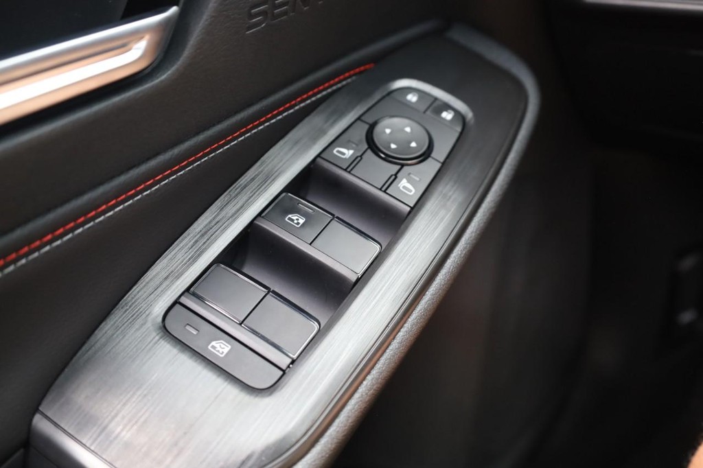Nissan Sentra Vehicle Full-screen Gallery Image 17