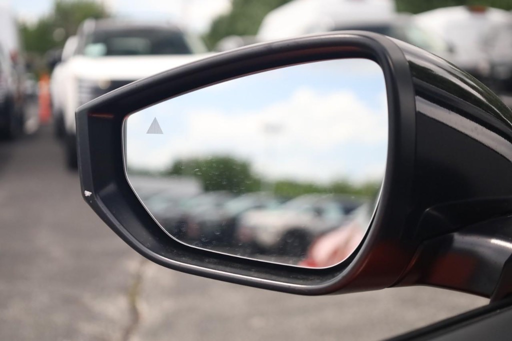 Nissan Sentra Vehicle Full-screen Gallery Image 19