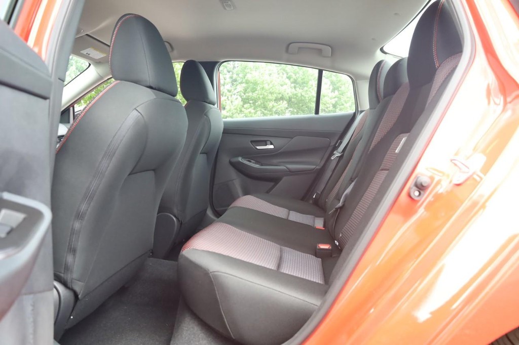 Nissan Sentra Vehicle Full-screen Gallery Image 20