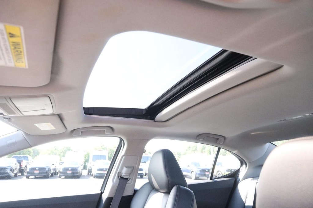 Acura TLX Vehicle Full-screen Gallery Image 8