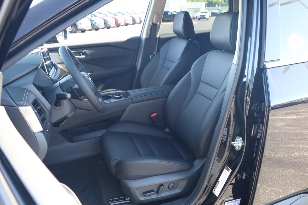 Nissan Rogue Vehicle Image 08