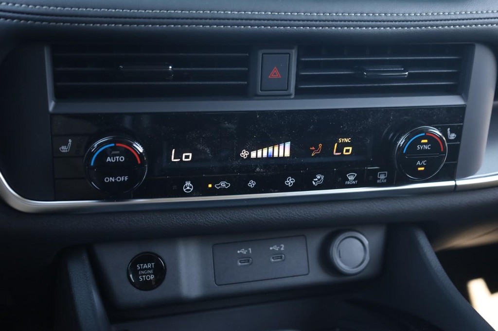 Nissan Rogue Vehicle Image 13
