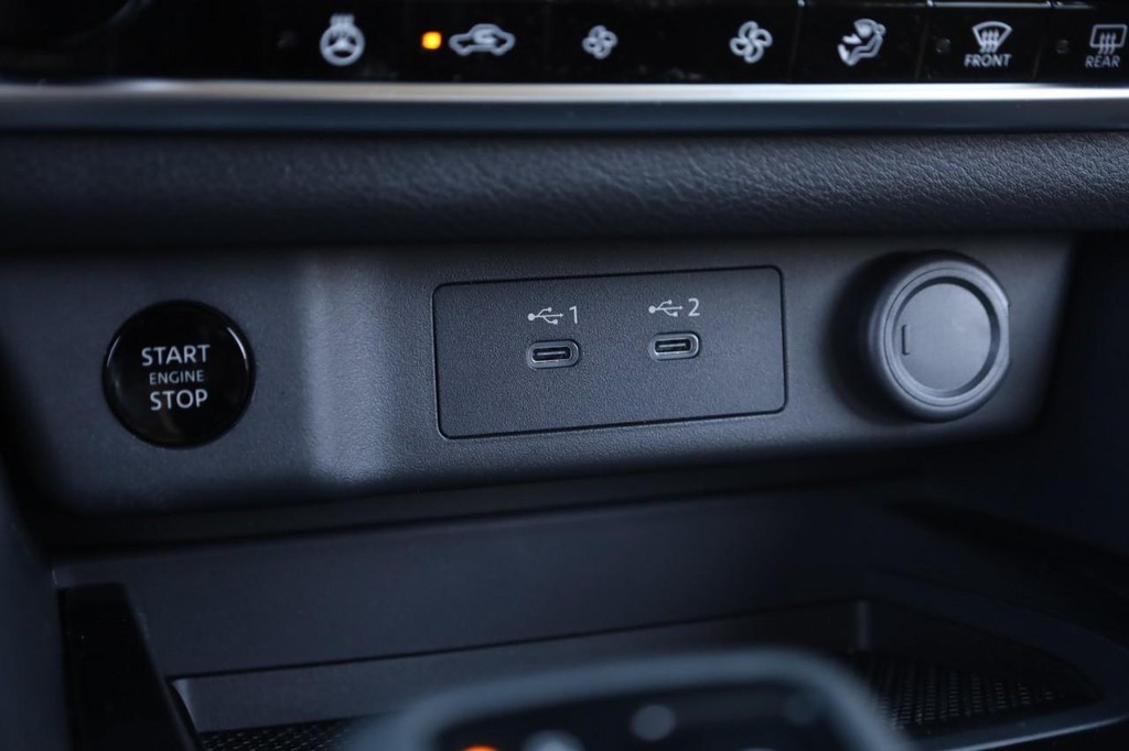 Nissan Rogue Vehicle Image 14
