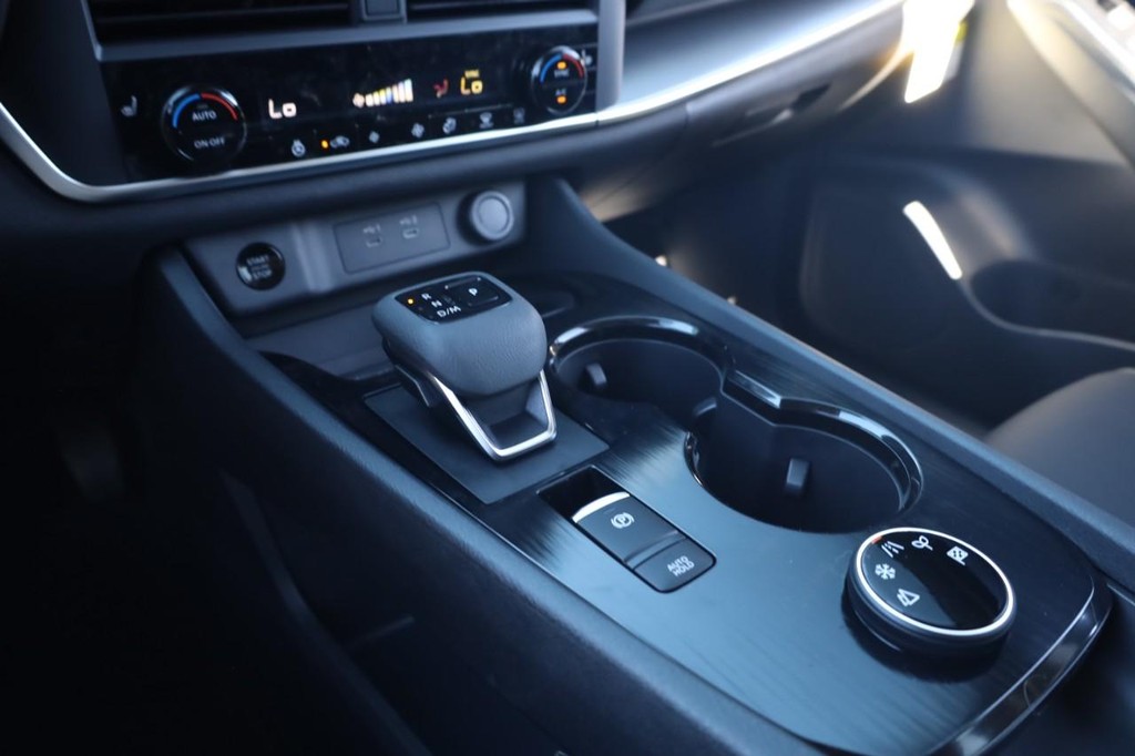 Nissan Rogue Vehicle Image 15