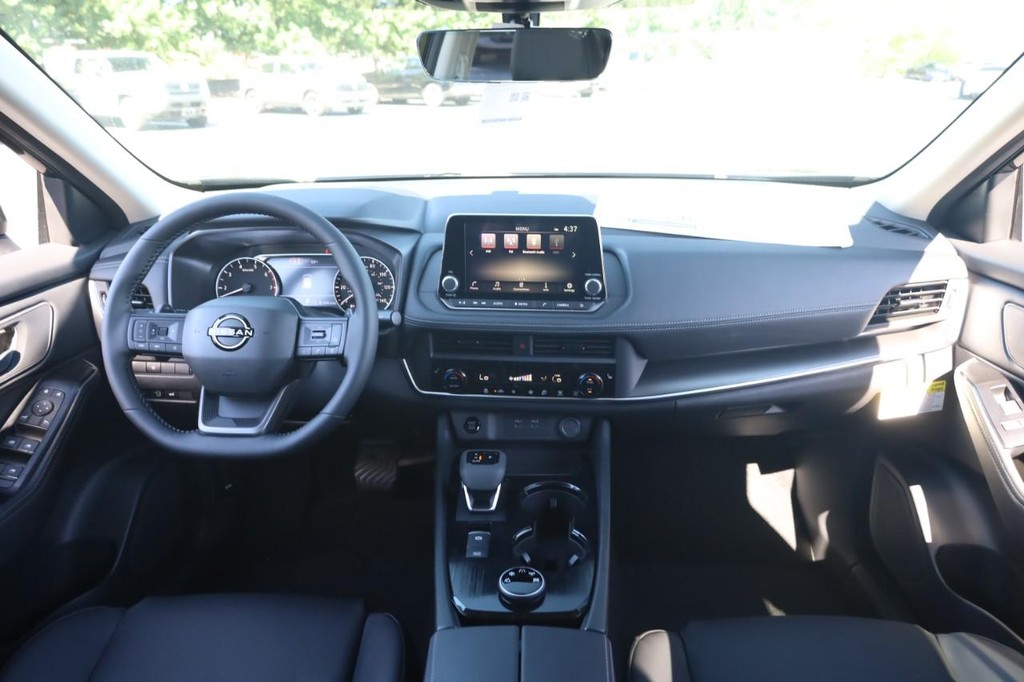 Nissan Rogue Vehicle Image 22
