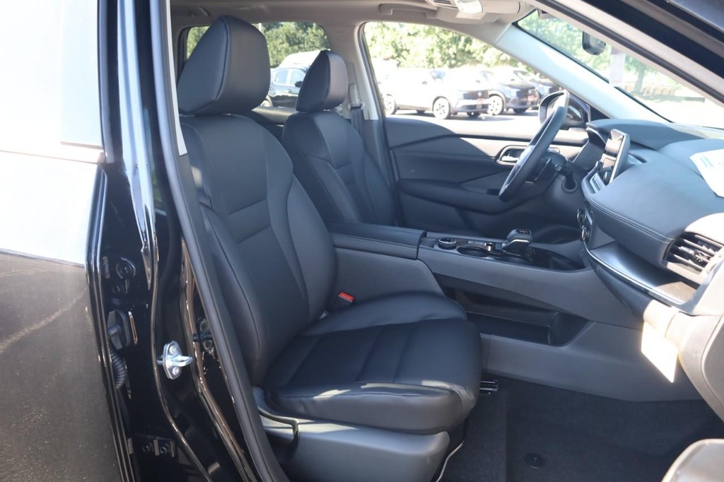 Nissan Rogue Vehicle Image 24