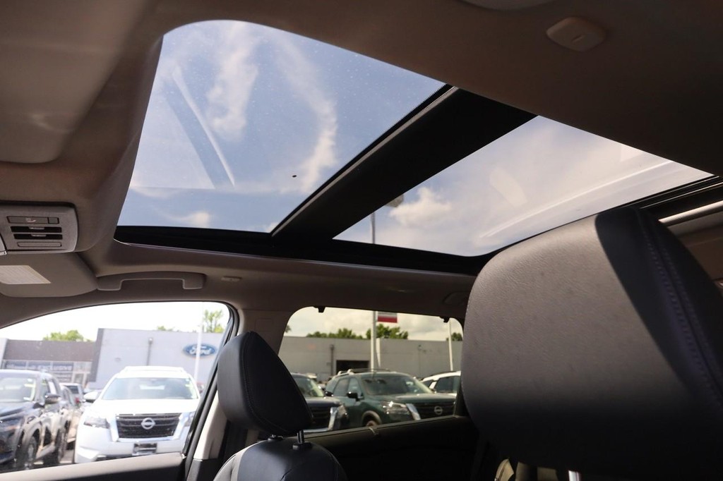 Nissan Rogue Vehicle Image 09