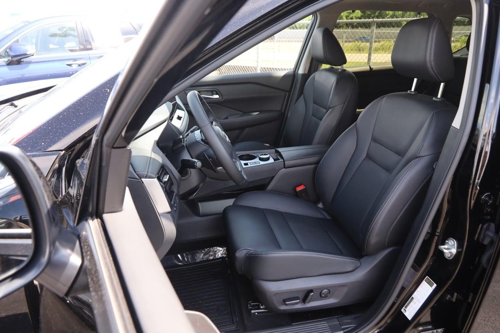 Nissan Rogue Vehicle Image 10