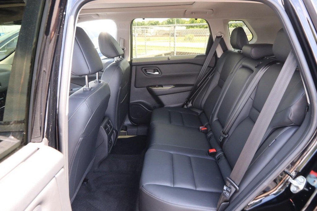 Nissan Rogue Vehicle Image 11