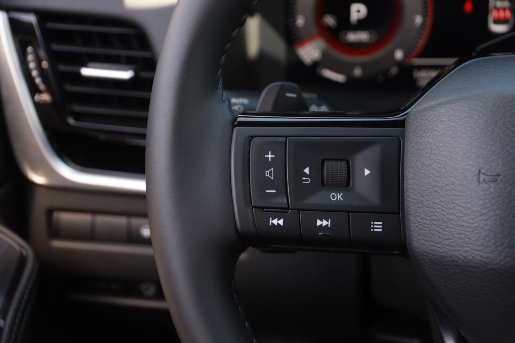 Nissan Rogue Vehicle Image 13