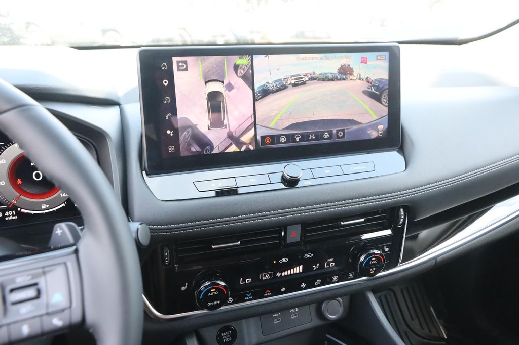 Nissan Rogue Vehicle Image 17