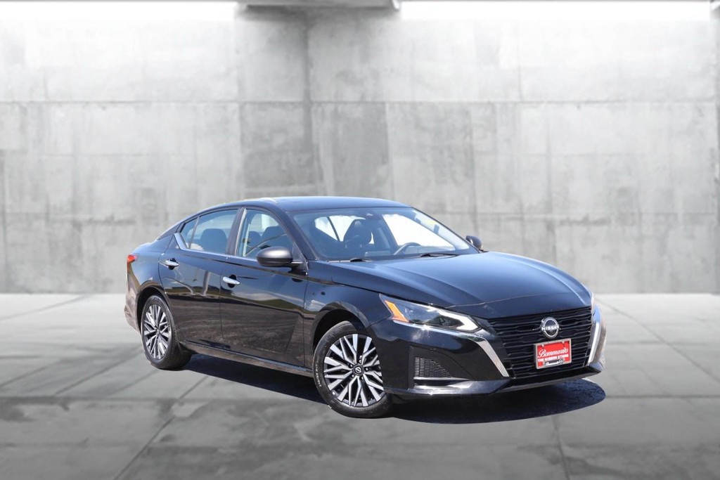 Nissan Altima Vehicle Image 02