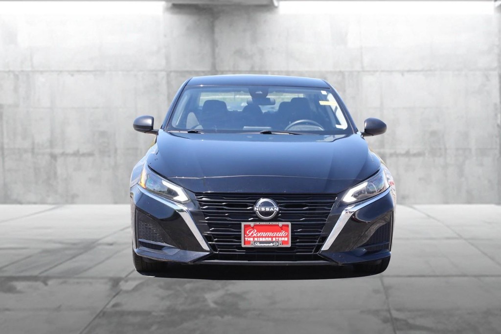 Nissan Altima Vehicle Image 04