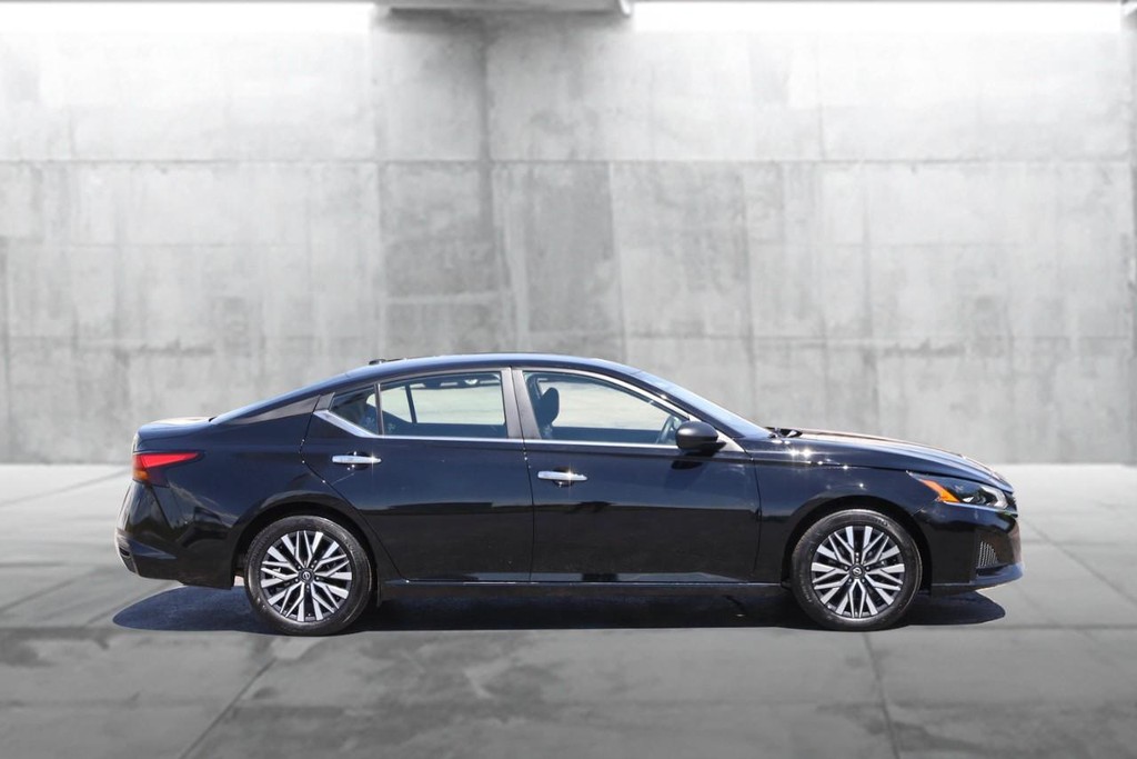 Nissan Altima Vehicle Image 05