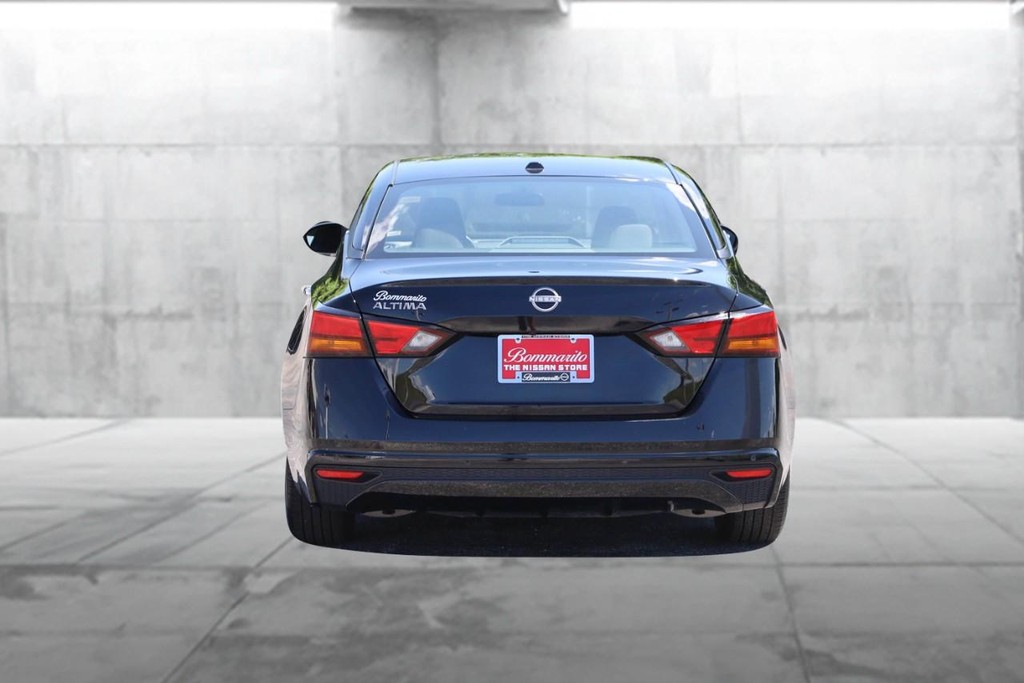Nissan Altima Vehicle Image 06