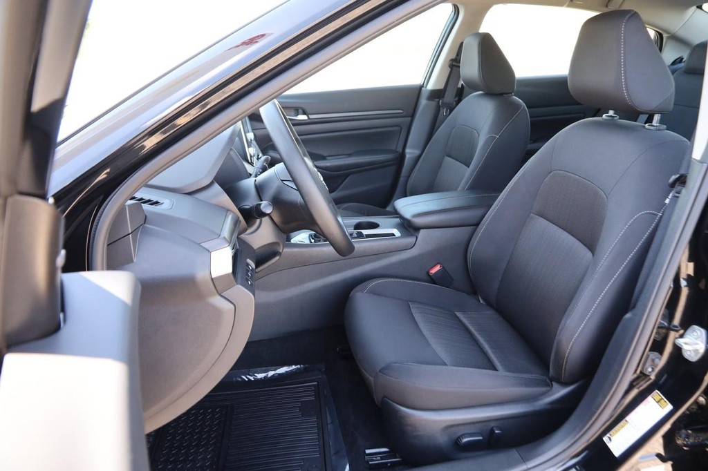 Nissan Altima Vehicle Image 08