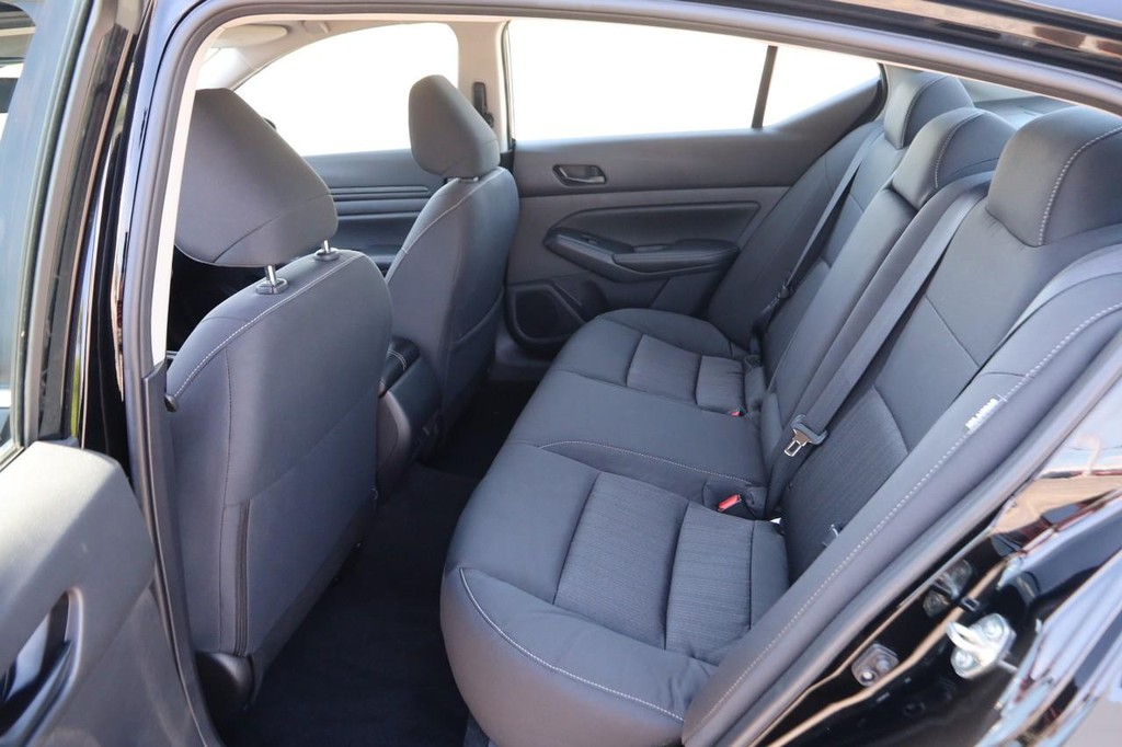 Nissan Altima Vehicle Image 09