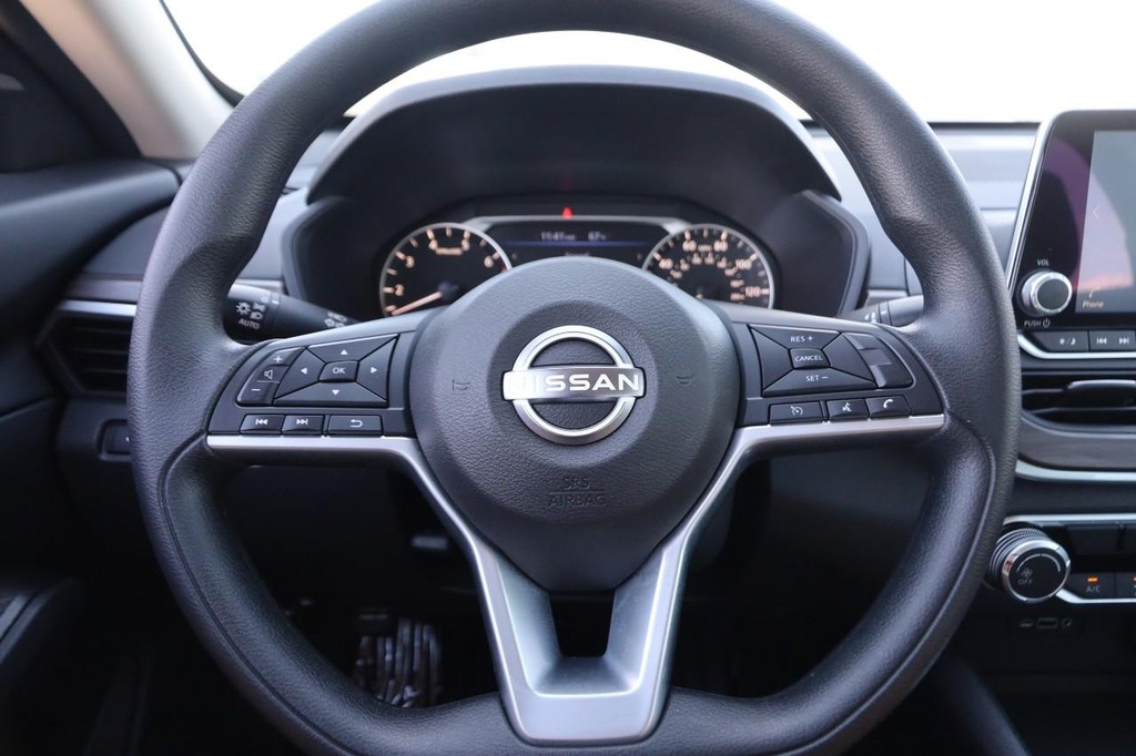 Nissan Altima Vehicle Image 10