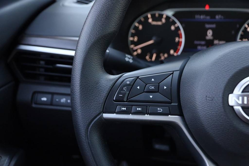 Nissan Altima Vehicle Image 11