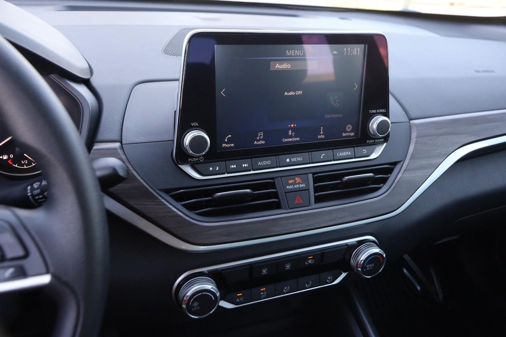 Nissan Altima Vehicle Image 14