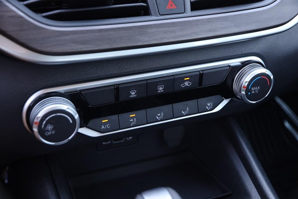 Nissan Altima Vehicle Image 17