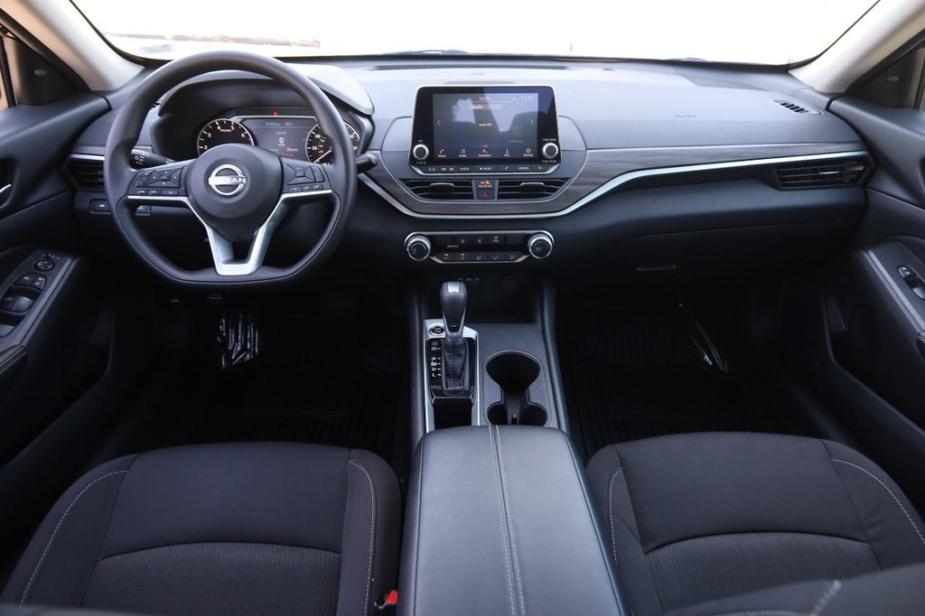 Nissan Altima Vehicle Image 20