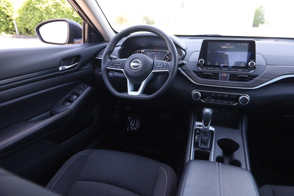 Nissan Altima Vehicle Image 21