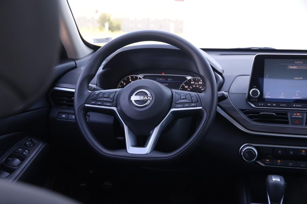 Nissan Altima Vehicle Image 22