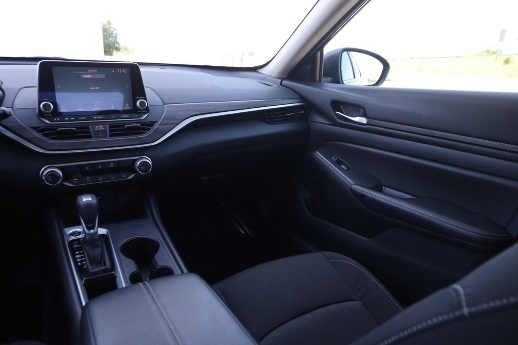 Nissan Altima Vehicle Image 24