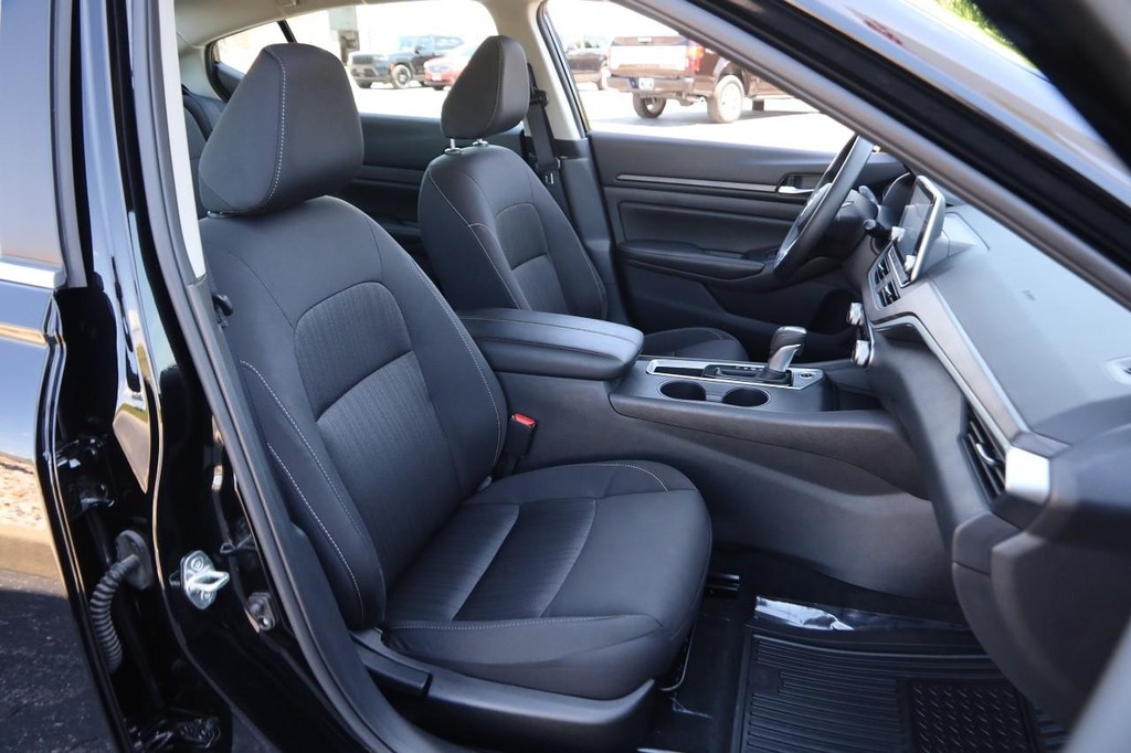 Nissan Altima Vehicle Image 25