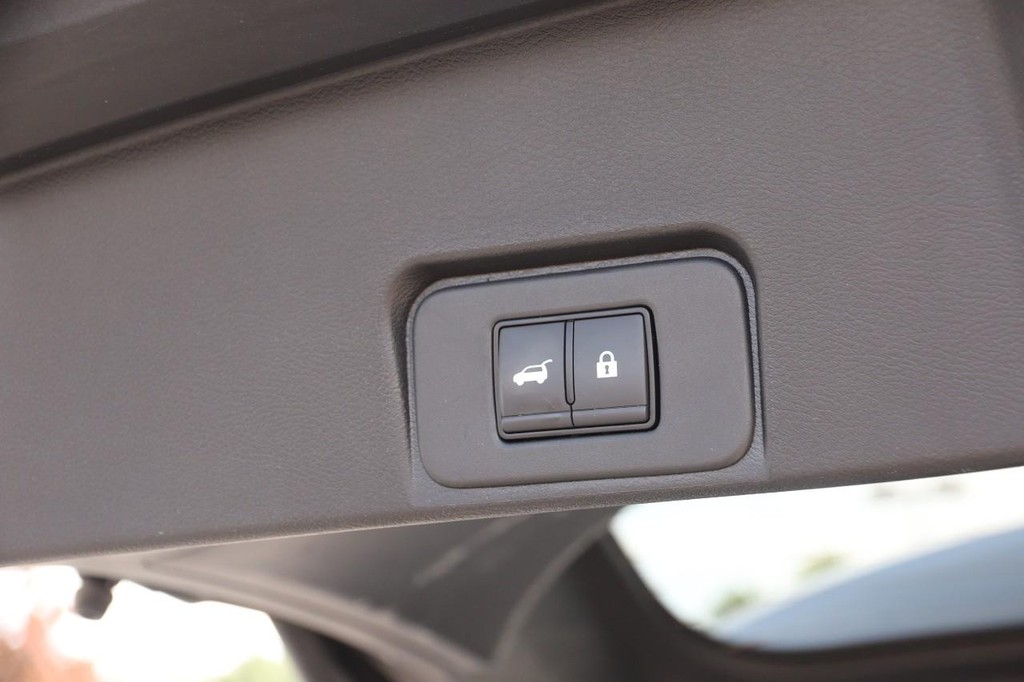 Nissan Rogue Vehicle Image 08