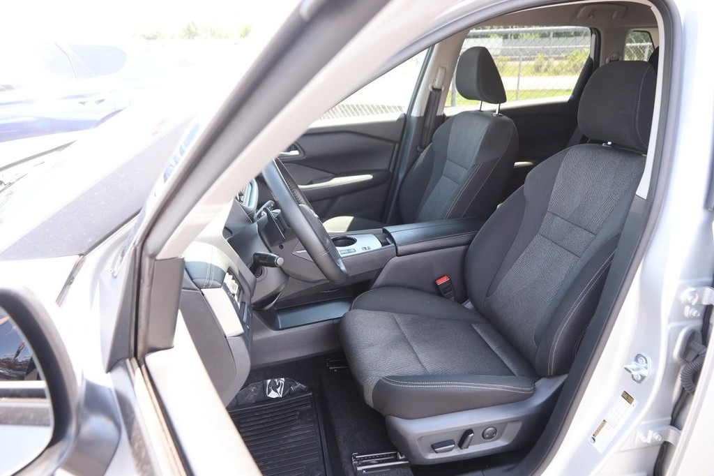 Nissan Rogue Vehicle Image 09