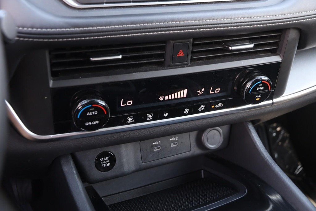 Nissan Rogue Vehicle Image 17