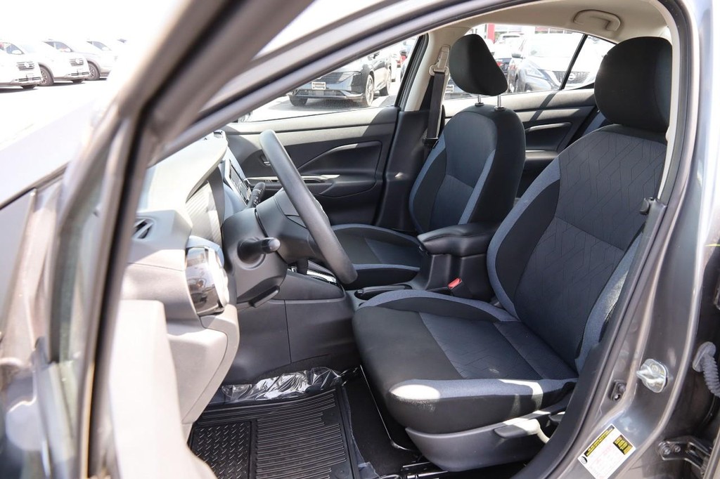 Nissan Versa Vehicle Full-screen Gallery Image 4