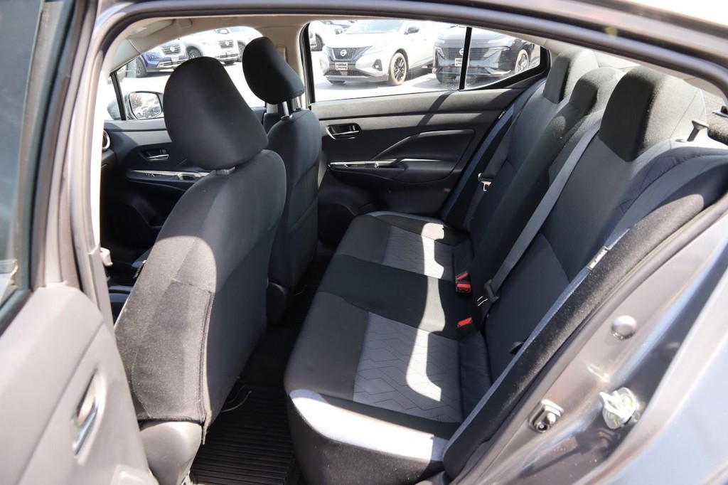 Nissan Versa Vehicle Full-screen Gallery Image 5