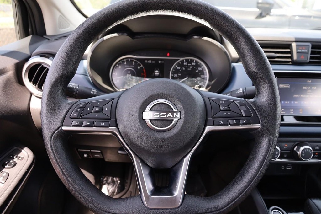 Nissan Versa Vehicle Full-screen Gallery Image 6