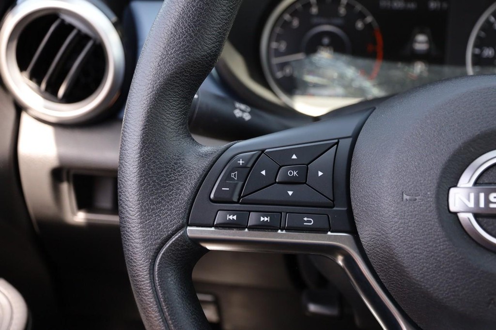 Nissan Versa Vehicle Full-screen Gallery Image 7