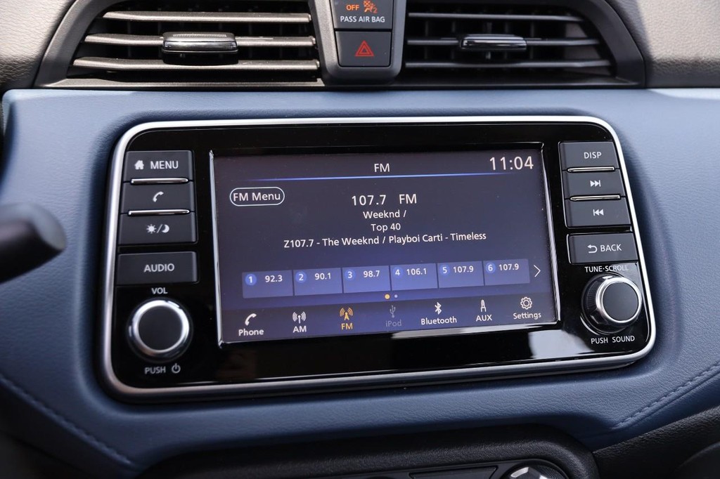 Nissan Versa Vehicle Full-screen Gallery Image 11