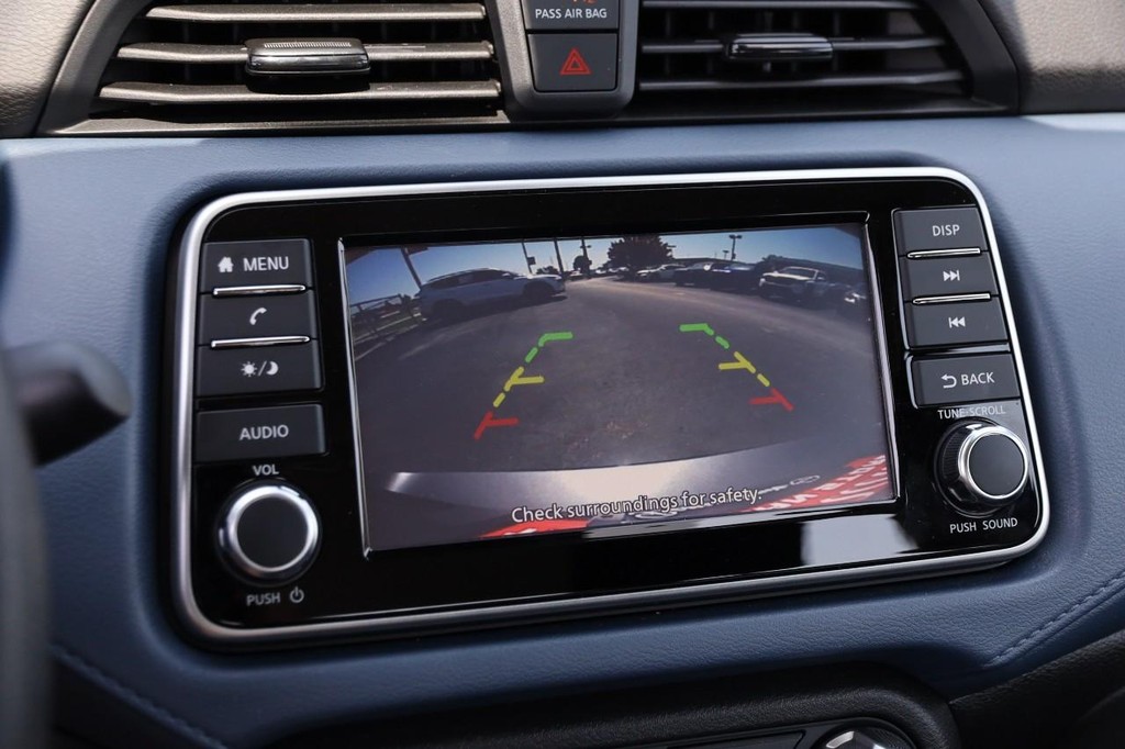 Nissan Versa Vehicle Full-screen Gallery Image 12